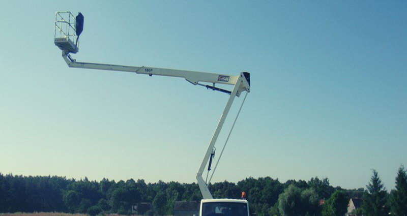 Podnośnik koszowy na samochodzie